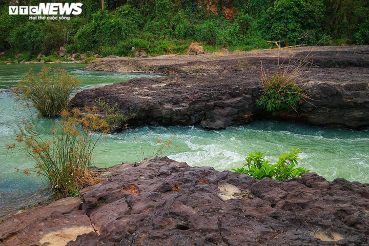 Ảnh: Khám phá vẻ đẹp hoang sơ của dải thác lụa giữa núi rừng Tây Nguyên - 9