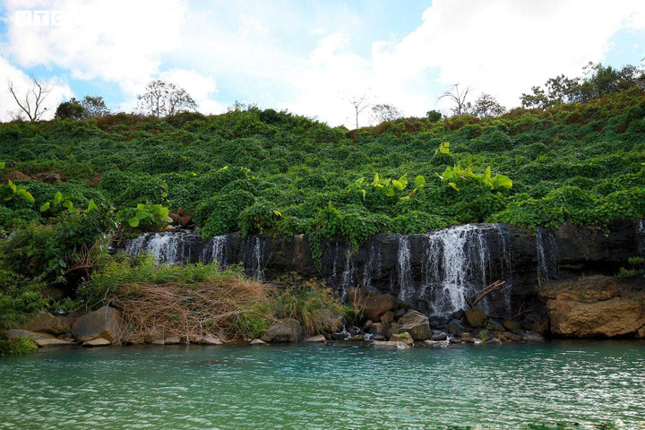 Ảnh: Khám phá vẻ đẹp hoang sơ của dải thác lụa giữa núi rừng Tây Nguyên - 2