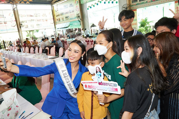 Á hậu Thuỷ Tiên được khán giả vây kín khi trở về quê nhà - 4