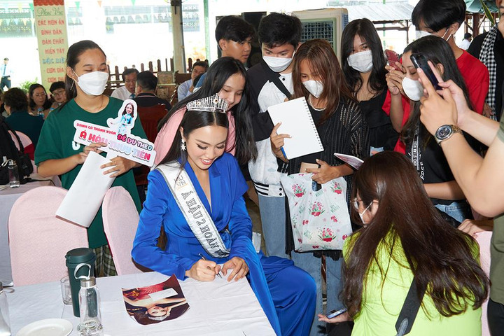 Á hậu Thuỷ Tiên được khán giả vây kín khi trở về quê nhà - 3