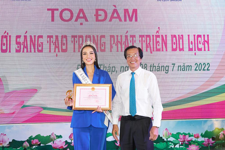 Á hậu Thuỷ Tiên được khán giả vây kín khi trở về quê nhà - 2