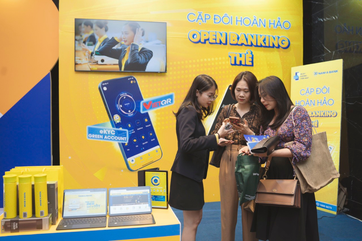 Khách hàng hào hứng với thanh toán 'một chạm' tại Ngày không tiền mặt - 2
