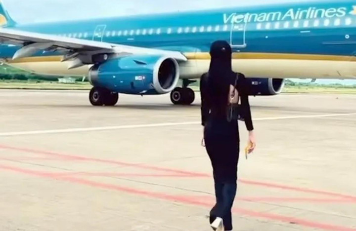 Cục Hàng không xác minh nữ hành khách tiến sát máy bay quay video - 1