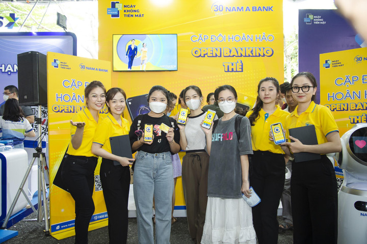 Khách hàng hào hứng với thanh toán 'một chạm' tại Ngày không tiền mặt - 4