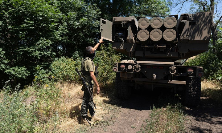 Ukraine nêu 3 loại vũ khí cần để xoay chuyển tình hình cuộc chiến - 1