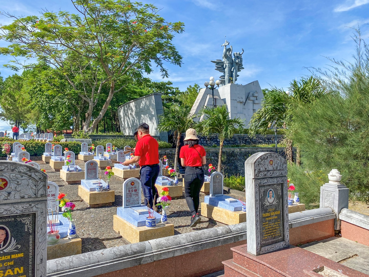 Tháng 7, về miền Trung thắp nén tâm hương cho các anh hùng liệt sĩ - 3
