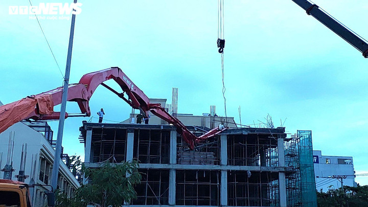 Gãy cần trục vòi phun bê tông, ít nhất 3 người thương vong - 1