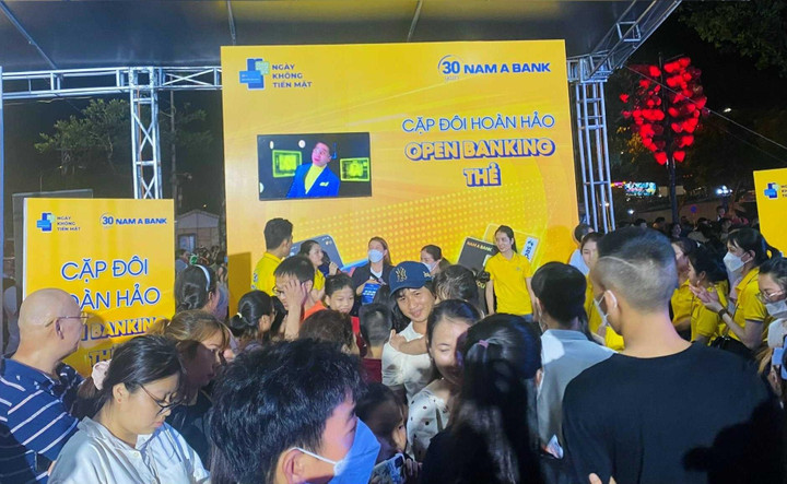 Khách hàng hào hứng với thanh toán 'một chạm' tại Ngày không tiền mặt - 3