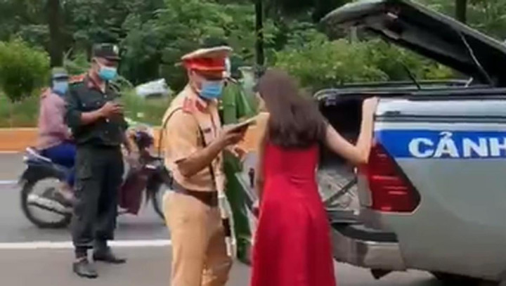 Người dân truy đuổi nữ tài xế say xỉn lái xe gây tai nạn rồi bỏ chạy - 3