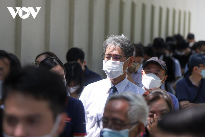 Người dân Việt Nam xếp hàng trật tự vào viếng cố Thủ tướng Nhật Bản Abe Shinzo - 9