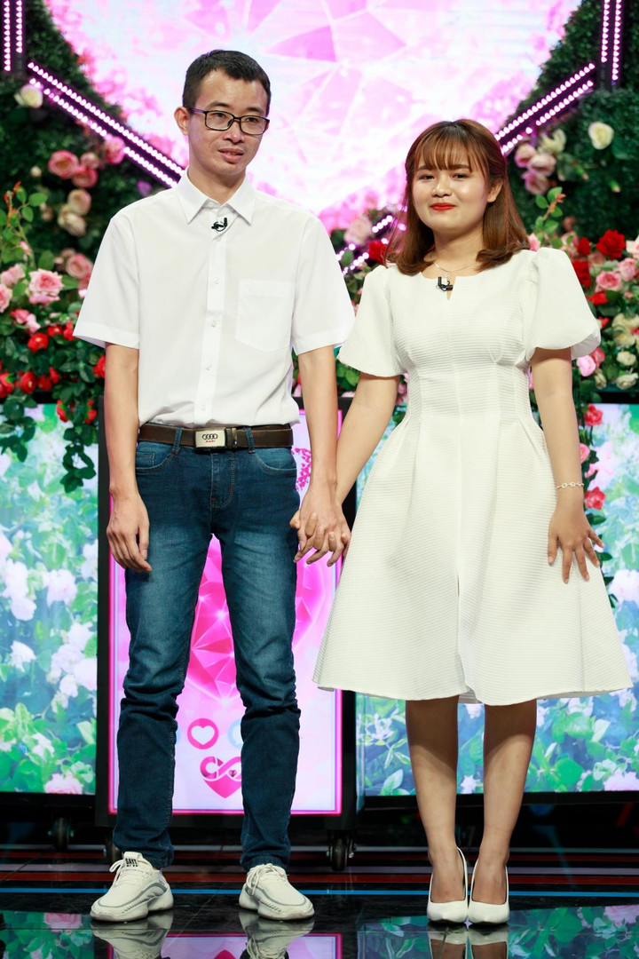 Chàng trai mang bó hoa bằng tiền tặng cô gái ở show hẹn hò - 3