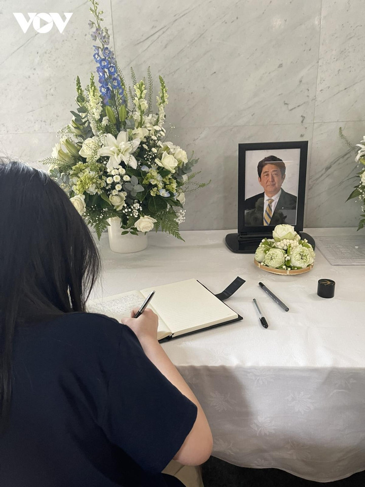 Người dân Việt Nam xếp hàng trật tự vào viếng cố Thủ tướng Nhật Bản Abe Shinzo - 3