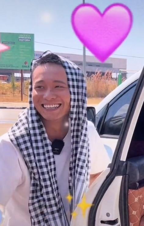 'Hot vlog' Quang Linh e thẹn khi đi đón Hoa hậu Thùy Tiên ở châu Phi - 5