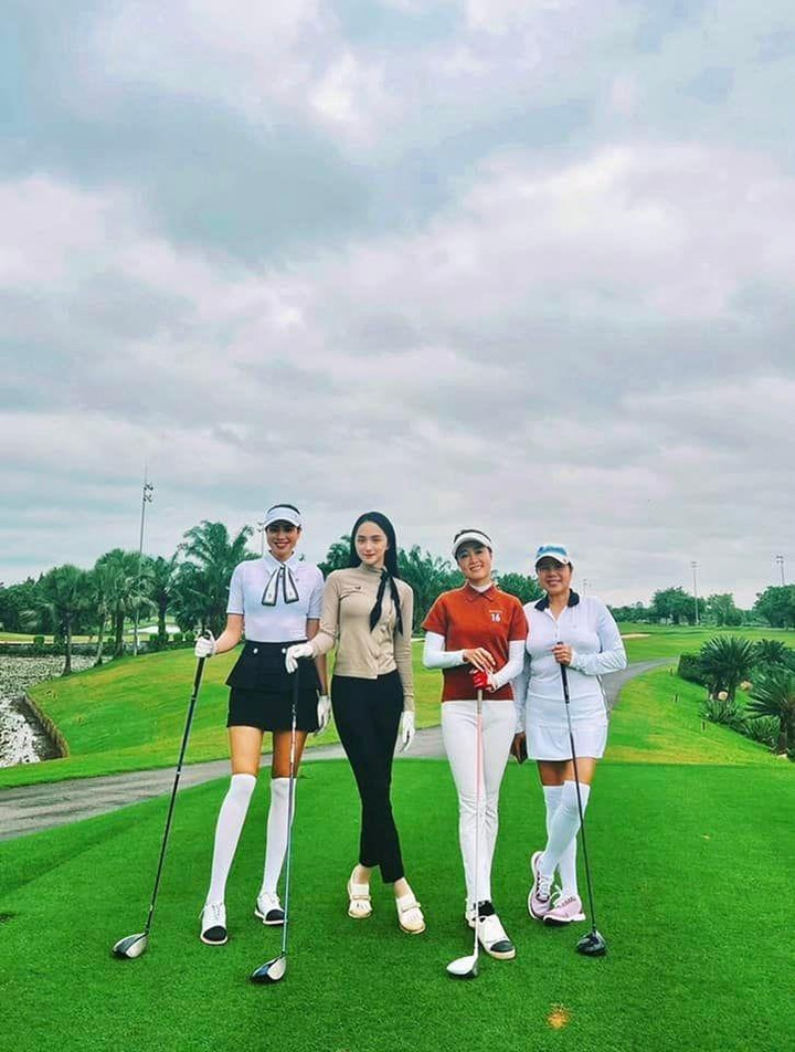 Phạm Hương đánh golf cùng Hương Giang xóa tan tin đồn 'chèn ép' đàn em - 4