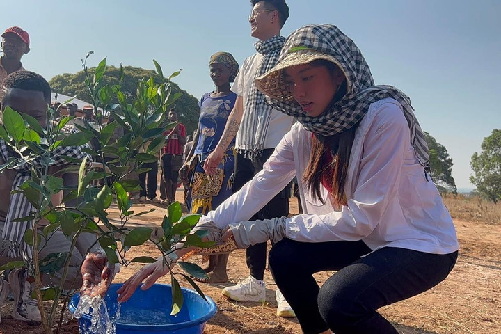 Hoa hậu Thùy Tiên trao tặng 2 giếng nước sạch cho người dân nghèo ở Angola - 7
