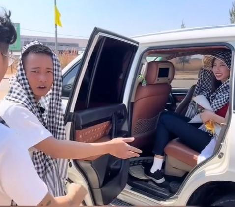 'Hot vlog' Quang Linh e thẹn khi đi đón Hoa hậu Thùy Tiên ở châu Phi - 3