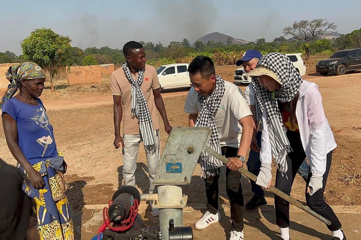 Hoa hậu Thùy Tiên trao tặng 2 giếng nước sạch cho người dân nghèo ở Angola - 5