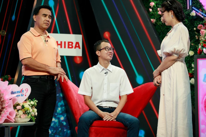 Chàng trai mang bó hoa bằng tiền tặng cô gái ở show hẹn hò - 1