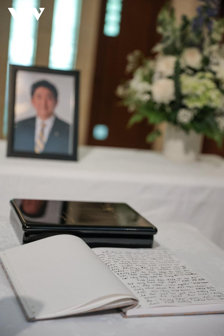 Người dân Việt Nam xếp hàng trật tự vào viếng cố Thủ tướng Nhật Bản Abe Shinzo - 5