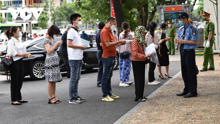 Người dân Việt Nam xếp hàng trật tự vào viếng cố Thủ tướng Nhật Bản Abe Shinzo - 6