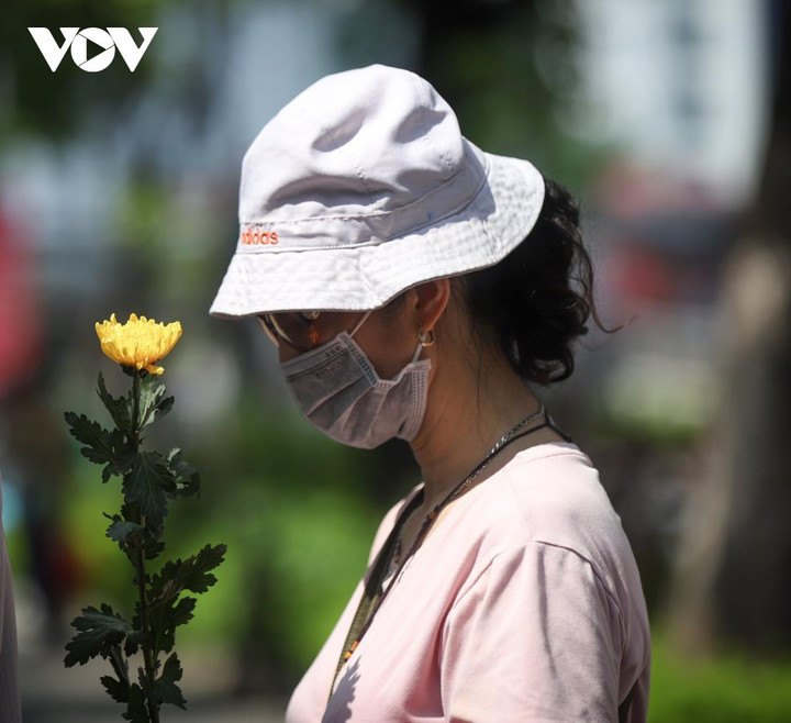 Người dân Việt Nam xếp hàng trật tự vào viếng cố Thủ tướng Nhật Bản Abe Shinzo - 7