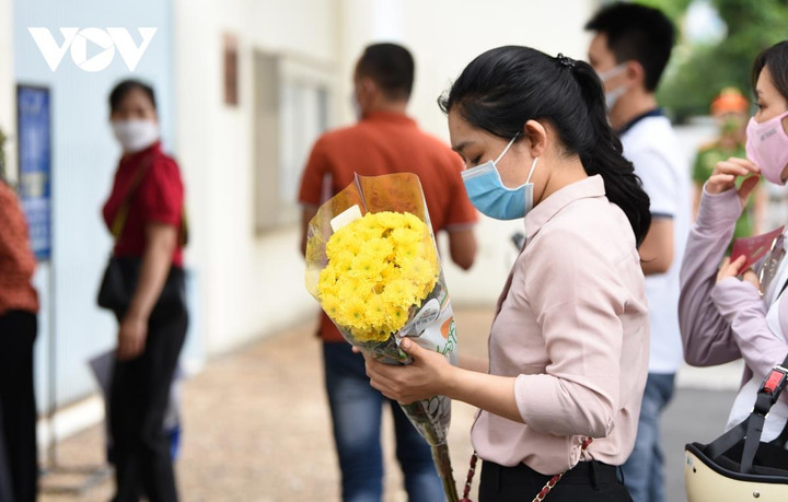 Người dân Việt Nam xếp hàng trật tự vào viếng cố Thủ tướng Nhật Bản Abe Shinzo - 8