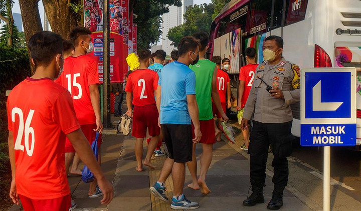 Cảnh sát Indonesia hộ tống U19 Việt Nam đến sân tập - 3