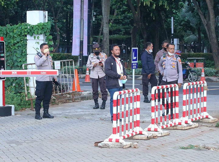 Cảnh sát Indonesia hộ tống U19 Việt Nam đến sân tập - 4