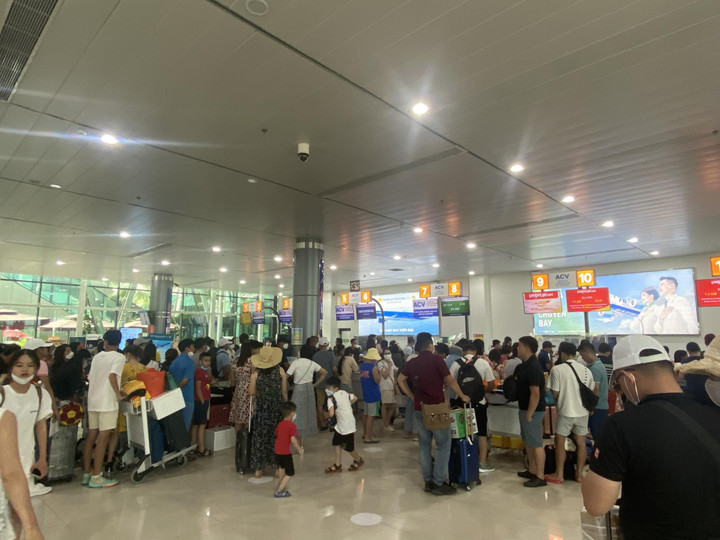 Cao điểm hè, hành khách có thể 'bay trước, trả sau' - 2