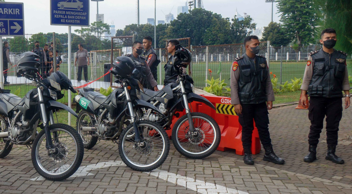 Cảnh sát Indonesia hộ tống U19 Việt Nam đến sân tập - 2