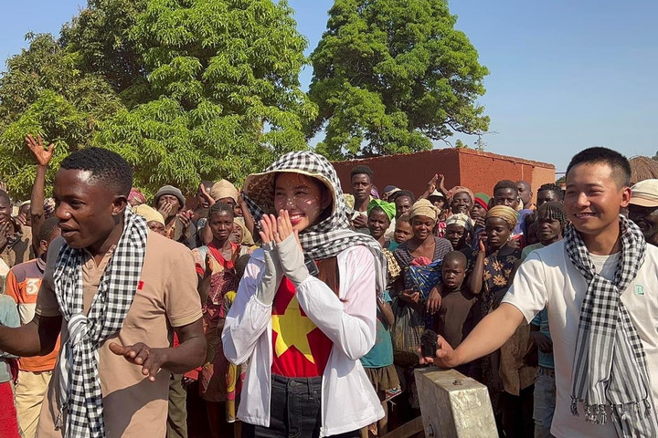 Hoa hậu Thùy Tiên trao tặng 2 giếng nước sạch cho người dân nghèo ở Angola - 2