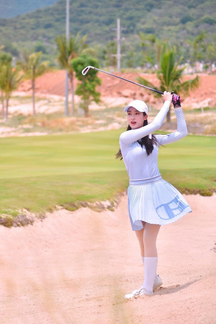 Sau thông tin cưới chủ tịch CLB Hà Nội, Đỗ Mỹ Linh giành cúp trên sân golf - 4