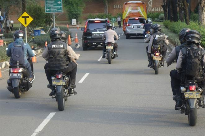 Cảnh sát Indonesia hộ tống U19 Việt Nam đến sân tập - 1