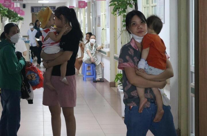 Nhiều trẻ nguy kịch vì bệnh tay chân miệng - 2