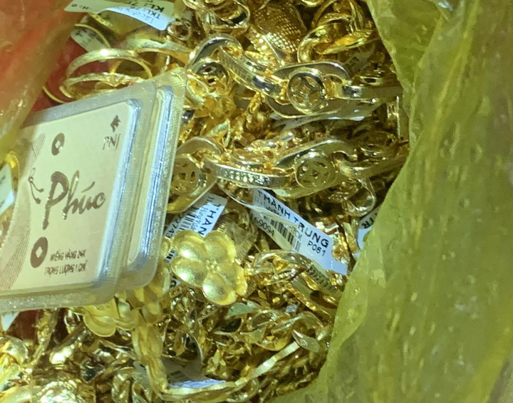 Chủ tiệm vàng bị bắt vì mua vàng của kẻ trộm - 1