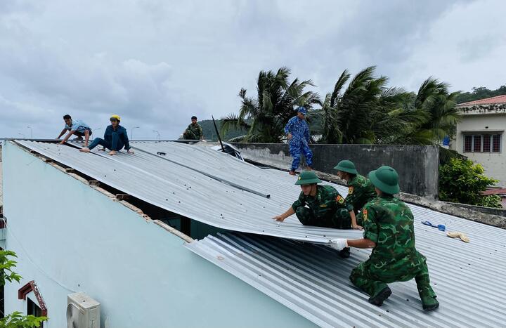 Mưa dông làm tốc mái hàng trăm căn nhà ở miền Tây - 2