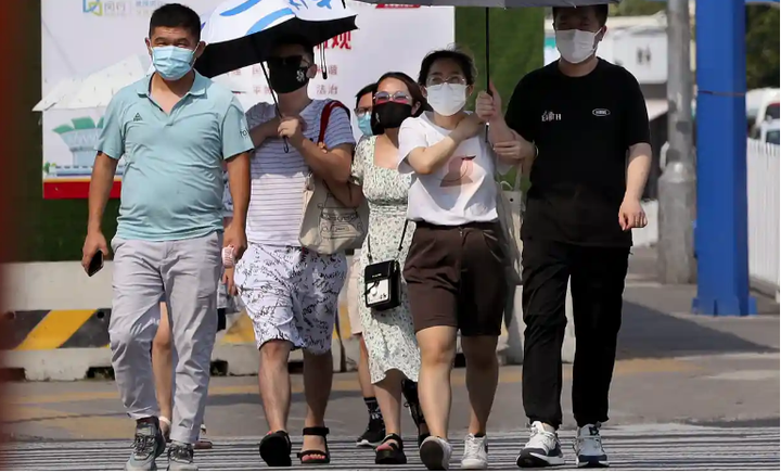 Nắng nóng tấn công loạt thành phố Trung Quốc, làm vênh mặt đường, hỏng mái nhà - 9