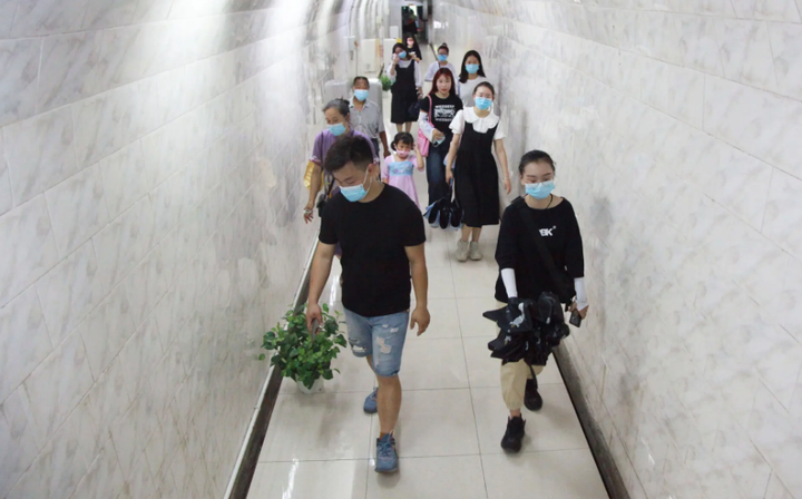 Nắng nóng tấn công loạt thành phố Trung Quốc, làm vênh mặt đường, hỏng mái nhà - 5