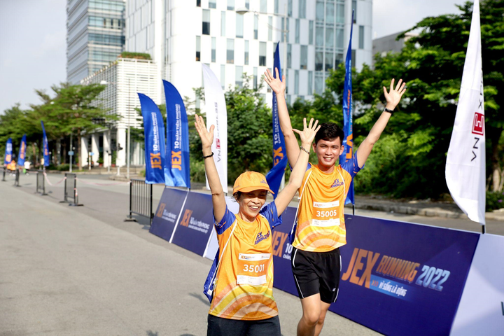 Tuổi già vẫn tham gia thi chạy bộ - 2