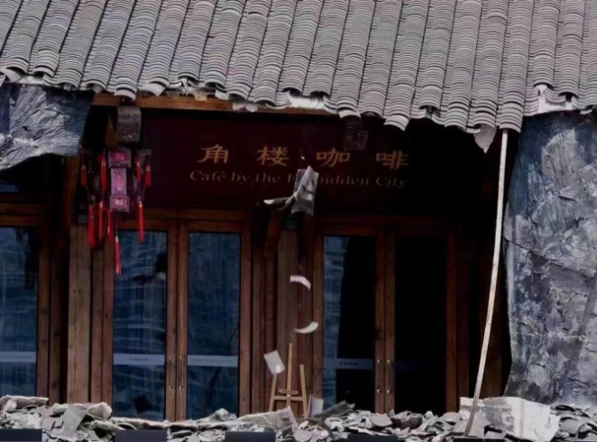 Nắng nóng tấn công loạt thành phố Trung Quốc, làm vênh mặt đường, hỏng mái nhà - 6