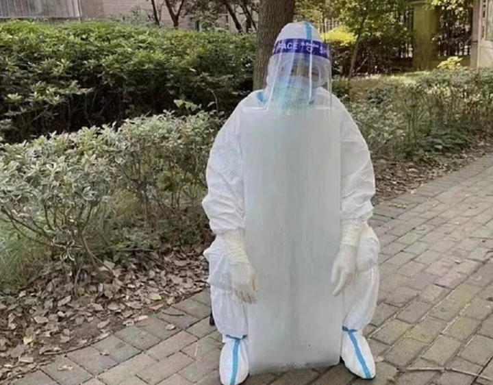 Nắng nóng tấn công loạt thành phố Trung Quốc, làm vênh mặt đường, hỏng mái nhà - 4