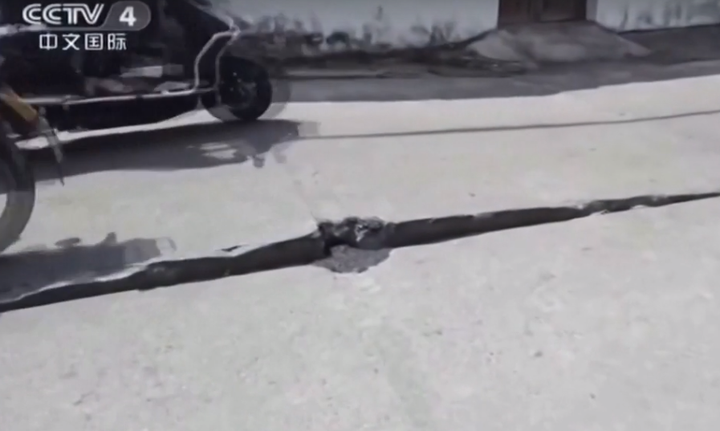 Nắng nóng tấn công loạt thành phố Trung Quốc, làm vênh mặt đường, hỏng mái nhà - 3