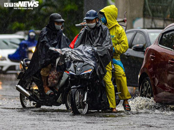 Thời tiết ngày 13/7: Mưa dông từ Bắc vào Nam, trên biển có nơi gió giật cấp 8-9 - 1