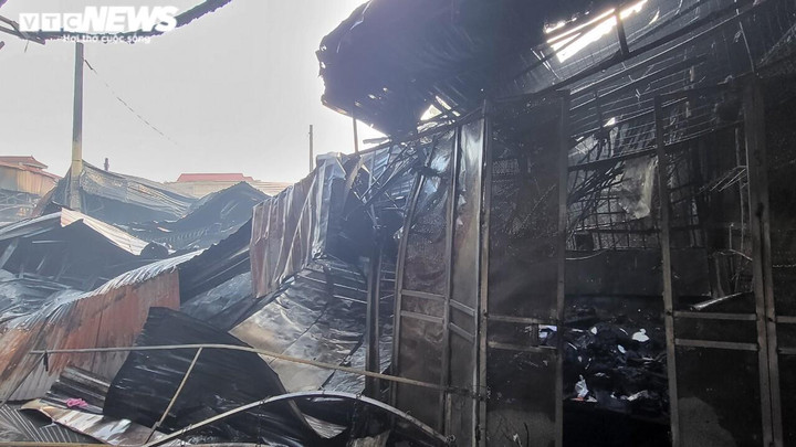 Hiện trường tan hoang sau vụ cháy thiêu rụi hơn 100 gian hàng ở Bắc Ninh - 12
