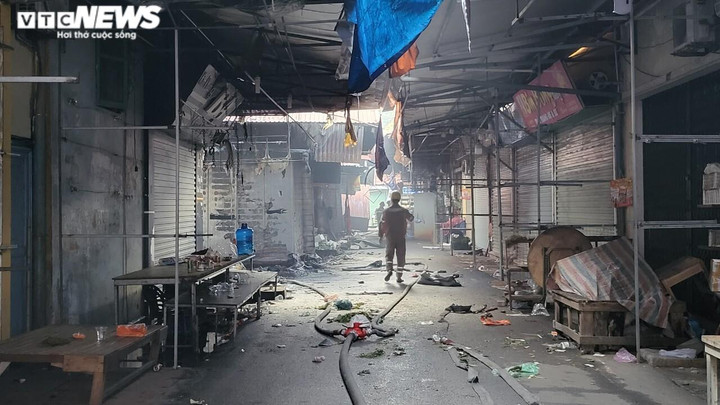 Hiện trường tan hoang sau vụ cháy thiêu rụi hơn 100 gian hàng ở Bắc Ninh - 13