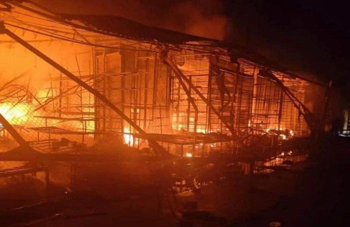 Hiện trường tan hoang sau vụ cháy thiêu rụi hơn 100 gian hàng ở Bắc Ninh - 2