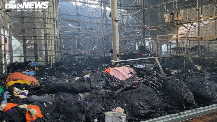 Hiện trường tan hoang sau vụ cháy thiêu rụi hơn 100 gian hàng ở Bắc Ninh - 8