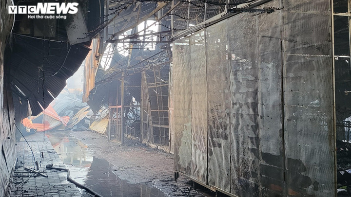 Hiện trường tan hoang sau vụ cháy thiêu rụi hơn 100 gian hàng ở Bắc Ninh - 10