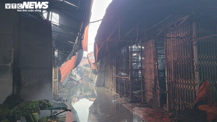 Hiện trường tan hoang sau vụ cháy thiêu rụi hơn 100 gian hàng ở Bắc Ninh - 11