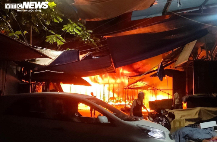 Hiện trường tan hoang sau vụ cháy thiêu rụi hơn 100 gian hàng ở Bắc Ninh - 1